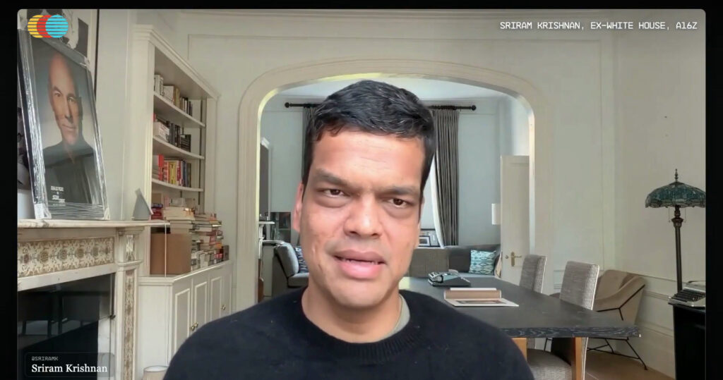 Sriram Krishnan durante la entrevista, sin traje ni corbata